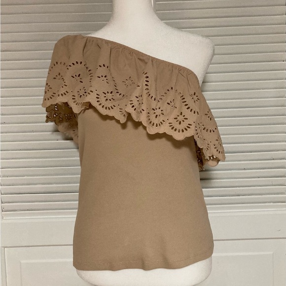 EUC Old Navy One Shoulder Blouse with Eyelet Trim Size Large - Picture 4 of 10